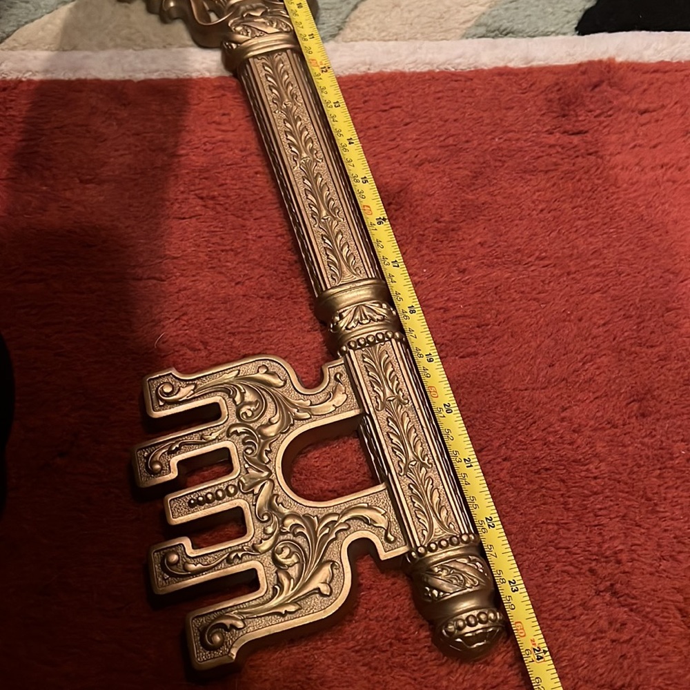 Vintage Gold Intricate Detailed Key Wall Decor - Picture 5 of 7